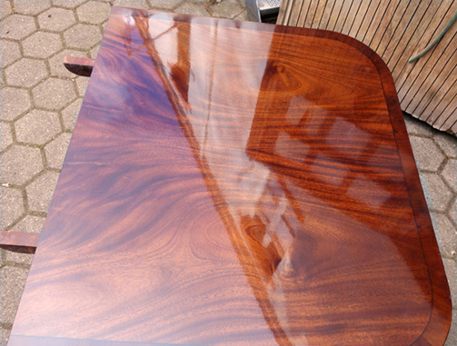 Tischplatte mit geschabbelter Oberfläche
